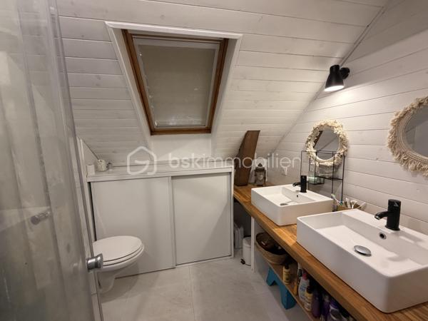 Située à proximité du centre ville de Laval, cette maison a de nombreux atouts pour séduire ses futurs propriétaires. 
Nous commencerons la visite par une entrée lumineuse de 19m2 pouvant  aisément servir en partie de bureau. Elle dessert un palier distribuant au rez-de-chaussée, une première chambre de 10m2 et une suite parentale de 29m2 comprenant une chambre de 19m2 et une salle d'eau de 10m2. Nous poursuivrons avec l'étage  pour découvrir une salle d'eau de 5m2, une troisième chambre de 19m2 au sol et une quatrième chambre de 18m2 au sol. 
Et la pièce de vie me direz-vous ? Petite particularité pour cette maison et cela en fait tout son charme, la pièce de vie est en rez-de-jardin ! 
De l'entrée, il vous faudra descendre pour découvrir le salon-séjour de 28m2 qui donne accès direct à la terrasse et au jardin. 
En enfilade, nous poursuivrons la visite avec la cuisine aménagée et entièrement équipée de 18m2 et la buanderie de 8m2. WC à chaque étage de la maison. 
La parcelle fait plus de 630m2, elle est joliment arborée, entièrement close et sans aucun vis à vis ! Idéal pour profiter de la cuisine d'été et de la piscine hors-sol en toute tranquilité !
Le mode de chauffage de cette maison est un poêle à granulés avec en complément  un chauffage électrique. Un peitt poêle à bois a été installé au rez-de-chaussée pour agrément.
Toutes les menuiseries sont en double vitrage. 
Coté stockage, un garage attenant à la maison. 
Alors, un intérêt pour cette maison ? Appelez-moi !