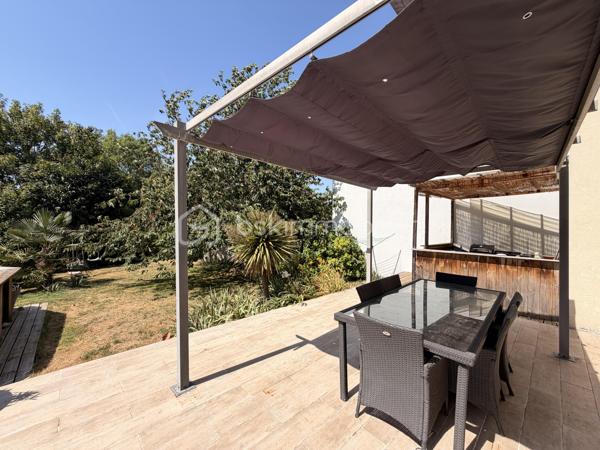 Située à proximité du centre ville de Laval, cette maison a de nombreux atouts pour séduire ses futurs propriétaires. 
Nous commencerons la visite par une entrée lumineuse de 19m2 pouvant  aisément servir en partie de bureau. Elle dessert un palier distribuant au rez-de-chaussée, une première chambre de 10m2 et une suite parentale de 29m2 comprenant une chambre de 19m2 et une salle d'eau de 10m2. Nous poursuivrons avec l'étage  pour découvrir une salle d'eau de 5m2, une troisième chambre de 19m2 au sol et une quatrième chambre de 18m2 au sol. 
Et la pièce de vie me direz-vous ? Petite particularité pour cette maison et cela en fait tout son charme, la pièce de vie est en rez-de-jardin ! 
De l'entrée, il vous faudra descendre pour découvrir le salon-séjour de 28m2 qui donne accès direct à la terrasse et au jardin. 
En enfilade, nous poursuivrons la visite avec la cuisine aménagée et entièrement équipée de 18m2 et la buanderie de 8m2. WC à chaque étage de la maison. 
La parcelle fait plus de 630m2, elle est joliment arborée, entièrement close et sans aucun vis à vis ! Idéal pour profiter de la cuisine d'été et de la piscine hors-sol en toute tranquilité !
Le mode de chauffage de cette maison est un poêle à granulés avec en complément  un chauffage électrique. Un peitt poêle à bois a été installé au rez-de-chaussée pour agrément.
Toutes les menuiseries sont en double vitrage. 
Coté stockage, un garage attenant à la maison. 
Alors, un intérêt pour cette maison ? Appelez-moi !