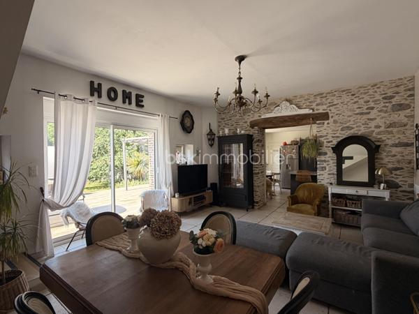 Située à proximité du centre ville de Laval, cette maison a de nombreux atouts pour séduire ses futurs propriétaires. 
Nous commencerons la visite par une entrée lumineuse de 19m2 pouvant  aisément servir en partie de bureau. Elle dessert un palier distribuant au rez-de-chaussée, une première chambre de 10m2 et une suite parentale de 29m2 comprenant une chambre de 19m2 et une salle d'eau de 10m2. Nous poursuivrons avec l'étage  pour découvrir une salle d'eau de 5m2, une troisième chambre de 19m2 au sol et une quatrième chambre de 18m2 au sol. 
Et la pièce de vie me direz-vous ? Petite particularité pour cette maison et cela en fait tout son charme, la pièce de vie est en rez-de-jardin ! 
De l'entrée, il vous faudra descendre pour découvrir le salon-séjour de 28m2 qui donne accès direct à la terrasse et au jardin. 
En enfilade, nous poursuivrons la visite avec la cuisine aménagée et entièrement équipée de 18m2 et la buanderie de 8m2. WC à chaque étage de la maison. 
La parcelle fait plus de 630m2, elle est joliment arborée, entièrement close et sans aucun vis à vis ! Idéal pour profiter de la cuisine d'été et de la piscine hors-sol en toute tranquilité !
Le mode de chauffage de cette maison est un poêle à granulés avec en complément  un chauffage électrique. Un peitt poêle à bois a été installé au rez-de-chaussée pour agrément.
Toutes les menuiseries sont en double vitrage. 
Coté stockage, un garage attenant à la maison. 
Alors, un intérêt pour cette maison ? Appelez-moi !