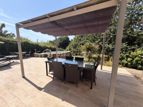 Située à proximité du centre ville de Laval, cette maison a de nombreux atouts pour séduire ses futurs propriétaires. 
Nous commencerons la visite par une entrée lumineuse de 19m2 pouvant  aisément servir en partie de bureau. Elle dessert un palier distribuant au rez-de-chaussée, une première chambre de 10m2 et une suite parentale de 29m2 comprenant une chambre de 19m2 et une salle d'eau de 10m2. Nous poursuivrons avec l'étage  pour découvrir une salle d'eau de 5m2, une troisième chambre de 19m2 au sol et une quatrième chambre de 18m2 au sol. 
Et la pièce de vie me direz-vous ? Petite particularité pour cette maison et cela en fait tout son charme, la pièce de vie est en rez-de-jardin ! 
De l'entrée, il vous faudra descendre pour découvrir le salon-séjour de 28m2 qui donne accès direct à la terrasse et au jardin. 
En enfilade, nous poursuivrons la visite avec la cuisine aménagée et entièrement équipée de 18m2 et la buanderie de 8m2. WC à chaque étage de la maison. 
La parcelle fait plus de 630m2, elle est joliment arborée, entièrement close et sans aucun vis à vis ! Idéal pour profiter de la cuisine d'été et de la piscine hors-sol en toute tranquilité !
Le mode de chauffage de cette maison est un poêle à granulés avec en complément  un chauffage électrique. Un peitt poêle à bois a été installé au rez-de-chaussée pour agrément.
Toutes les menuiseries sont en double vitrage. 
Coté stockage, un garage attenant à la maison. 
Alors, un intérêt pour cette maison ? Appelez-moi !