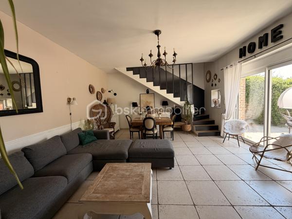 Située à proximité du centre ville de Laval, cette maison a de nombreux atouts pour séduire ses futurs propriétaires. 
Nous commencerons la visite par une entrée lumineuse de 19m2 pouvant  aisément servir en partie de bureau. Elle dessert un palier distribuant au rez-de-chaussée, une première chambre de 10m2 et une suite parentale de 29m2 comprenant une chambre de 19m2 et une salle d'eau de 10m2. Nous poursuivrons avec l'étage  pour découvrir une salle d'eau de 5m2, une troisième chambre de 19m2 au sol et une quatrième chambre de 18m2 au sol. 
Et la pièce de vie me direz-vous ? Petite particularité pour cette maison et cela en fait tout son charme, la pièce de vie est en rez-de-jardin ! 
De l'entrée, il vous faudra descendre pour découvrir le salon-séjour de 28m2 qui donne accès direct à la terrasse et au jardin. 
En enfilade, nous poursuivrons la visite avec la cuisine aménagée et entièrement équipée de 18m2 et la buanderie de 8m2. WC à chaque étage de la maison. 
La parcelle fait plus de 630m2, elle est joliment arborée, entièrement close et sans aucun vis à vis ! Idéal pour profiter de la cuisine d'été et de la piscine hors-sol en toute tranquilité !
Le mode de chauffage de cette maison est un poêle à granulés avec en complément  un chauffage électrique. Un peitt poêle à bois a été installé au rez-de-chaussée pour agrément.
Toutes les menuiseries sont en double vitrage. 
Coté stockage, un garage attenant à la maison. 
Alors, un intérêt pour cette maison ? Appelez-moi !