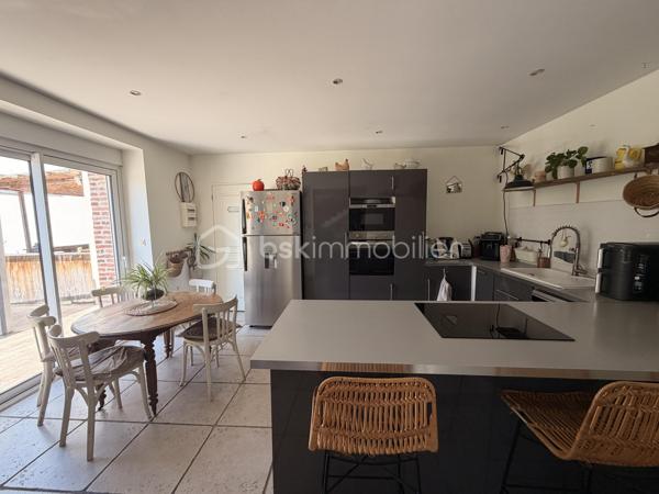 Située à proximité du centre ville de Laval, cette maison a de nombreux atouts pour séduire ses futurs propriétaires. 
Nous commencerons la visite par une entrée lumineuse de 19m2 pouvant  aisément servir en partie de bureau. Elle dessert un palier distribuant au rez-de-chaussée, une première chambre de 10m2 et une suite parentale de 29m2 comprenant une chambre de 19m2 et une salle d'eau de 10m2. Nous poursuivrons avec l'étage  pour découvrir une salle d'eau de 5m2, une troisième chambre de 19m2 au sol et une quatrième chambre de 18m2 au sol. 
Et la pièce de vie me direz-vous ? Petite particularité pour cette maison et cela en fait tout son charme, la pièce de vie est en rez-de-jardin ! 
De l'entrée, il vous faudra descendre pour découvrir le salon-séjour de 28m2 qui donne accès direct à la terrasse et au jardin. 
En enfilade, nous poursuivrons la visite avec la cuisine aménagée et entièrement équipée de 18m2 et la buanderie de 8m2. WC à chaque étage de la maison. 
La parcelle fait plus de 630m2, elle est joliment arborée, entièrement close et sans aucun vis à vis ! Idéal pour profiter de la cuisine d'été et de la piscine hors-sol en toute tranquilité !
Le mode de chauffage de cette maison est un poêle à granulés avec en complément  un chauffage électrique. Un peitt poêle à bois a été installé au rez-de-chaussée pour agrément.
Toutes les menuiseries sont en double vitrage. 
Coté stockage, un garage attenant à la maison. 
Alors, un intérêt pour cette maison ? Appelez-moi !