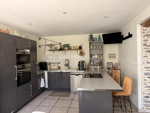 Située à proximité du centre ville de Laval, cette maison a de nombreux atouts pour séduire ses futurs propriétaires. 
Nous commencerons la visite par une entrée lumineuse de 19m2 pouvant  aisément servir en partie de bureau. Elle dessert un palier distribuant au rez-de-chaussée, une première chambre de 10m2 et une suite parentale de 29m2 comprenant une chambre de 19m2 et une salle d'eau de 10m2. Nous poursuivrons avec l'étage  pour découvrir une salle d'eau de 5m2, une troisième chambre de 19m2 au sol et une quatrième chambre de 18m2 au sol. 
Et la pièce de vie me direz-vous ? Petite particularité pour cette maison et cela en fait tout son charme, la pièce de vie est en rez-de-jardin ! 
De l'entrée, il vous faudra descendre pour découvrir le salon-séjour de 28m2 qui donne accès direct à la terrasse et au jardin. 
En enfilade, nous poursuivrons la visite avec la cuisine aménagée et entièrement équipée de 18m2 et la buanderie de 8m2. WC à chaque étage de la maison. 
La parcelle fait plus de 630m2, elle est joliment arborée, entièrement close et sans aucun vis à vis ! Idéal pour profiter de la cuisine d'été et de la piscine hors-sol en toute tranquilité !
Le mode de chauffage de cette maison est un poêle à granulés avec en complément  un chauffage électrique. Un peitt poêle à bois a été installé au rez-de-chaussée pour agrément.
Toutes les menuiseries sont en double vitrage. 
Coté stockage, un garage attenant à la maison. 
Alors, un intérêt pour cette maison ? Appelez-moi !