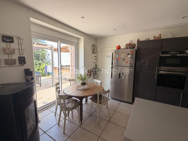 Située à proximité du centre ville de Laval, cette maison a de nombreux atouts pour séduire ses futurs propriétaires. 
Nous commencerons la visite par une entrée lumineuse de 19m2 pouvant  aisément servir en partie de bureau. Elle dessert un palier distribuant au rez-de-chaussée, une première chambre de 10m2 et une suite parentale de 29m2 comprenant une chambre de 19m2 et une salle d'eau de 10m2. Nous poursuivrons avec l'étage  pour découvrir une salle d'eau de 5m2, une troisième chambre de 19m2 au sol et une quatrième chambre de 18m2 au sol. 
Et la pièce de vie me direz-vous ? Petite particularité pour cette maison et cela en fait tout son charme, la pièce de vie est en rez-de-jardin ! 
De l'entrée, il vous faudra descendre pour découvrir le salon-séjour de 28m2 qui donne accès direct à la terrasse et au jardin. 
En enfilade, nous poursuivrons la visite avec la cuisine aménagée et entièrement équipée de 18m2 et la buanderie de 8m2. WC à chaque étage de la maison. 
La parcelle fait plus de 630m2, elle est joliment arborée, entièrement close et sans aucun vis à vis ! Idéal pour profiter de la cuisine d'été et de la piscine hors-sol en toute tranquilité !
Le mode de chauffage de cette maison est un poêle à granulés avec en complément  un chauffage électrique. Un peitt poêle à bois a été installé au rez-de-chaussée pour agrément.
Toutes les menuiseries sont en double vitrage. 
Coté stockage, un garage attenant à la maison. 
Alors, un intérêt pour cette maison ? Appelez-moi !