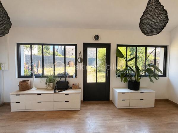Située à proximité du centre ville de Laval, cette maison a de nombreux atouts pour séduire ses futurs propriétaires. 
Nous commencerons la visite par une entrée lumineuse de 19m2 pouvant  aisément servir en partie de bureau. Elle dessert un palier distribuant au rez-de-chaussée, une première chambre de 10m2 et une suite parentale de 29m2 comprenant une chambre de 19m2 et une salle d'eau de 10m2. Nous poursuivrons avec l'étage  pour découvrir une salle d'eau de 5m2, une troisième chambre de 19m2 au sol et une quatrième chambre de 18m2 au sol. 
Et la pièce de vie me direz-vous ? Petite particularité pour cette maison et cela en fait tout son charme, la pièce de vie est en rez-de-jardin ! 
De l'entrée, il vous faudra descendre pour découvrir le salon-séjour de 28m2 qui donne accès direct à la terrasse et au jardin. 
En enfilade, nous poursuivrons la visite avec la cuisine aménagée et entièrement équipée de 18m2 et la buanderie de 8m2. WC à chaque étage de la maison. 
La parcelle fait plus de 630m2, elle est joliment arborée, entièrement close et sans aucun vis à vis ! Idéal pour profiter de la cuisine d'été et de la piscine hors-sol en toute tranquilité !
Le mode de chauffage de cette maison est un poêle à granulés avec en complément  un chauffage électrique. Un peitt poêle à bois a été installé au rez-de-chaussée pour agrément.
Toutes les menuiseries sont en double vitrage. 
Coté stockage, un garage attenant à la maison. 
Alors, un intérêt pour cette maison ? Appelez-moi !