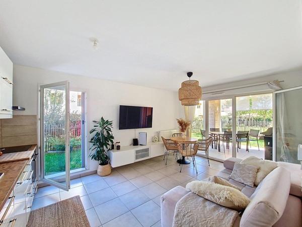 2 pièces avec jardin dans résidence récente avec piscine.