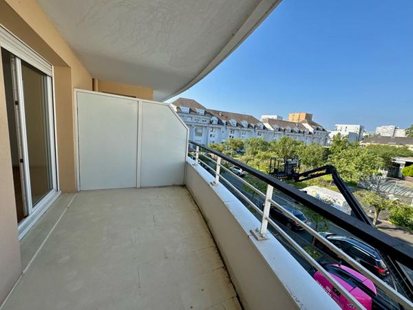Ile de Nantes - Dans une résidence récente, état impeccable pour ce spacieux appartement  comprenant 3 chambres. Balcon et parking en sous sol.