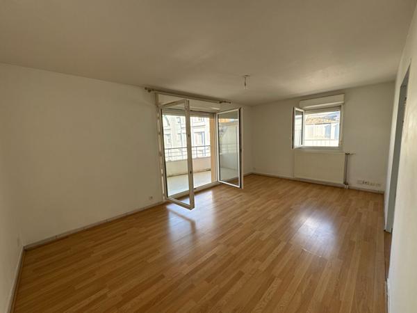 Ile de Nantes - Dans une résidence récente, état impeccable pour ce spacieux appartement  comprenant 3 chambres. Balcon et parking en sous sol.