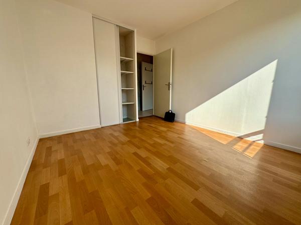 Ile de Nantes - Dans une résidence récente, état impeccable pour ce spacieux appartement  comprenant 3 chambres. Balcon et parking en sous sol.