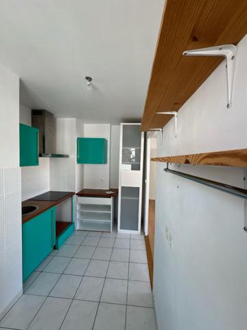 Ile de Nantes - Dans une résidence récente, état impeccable pour ce spacieux appartement  comprenant 3 chambres. Balcon et parking en sous sol.