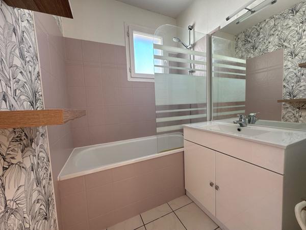 Ile de Nantes - Dans une résidence récente, état impeccable pour ce spacieux appartement  comprenant 3 chambres. Balcon et parking en sous sol.