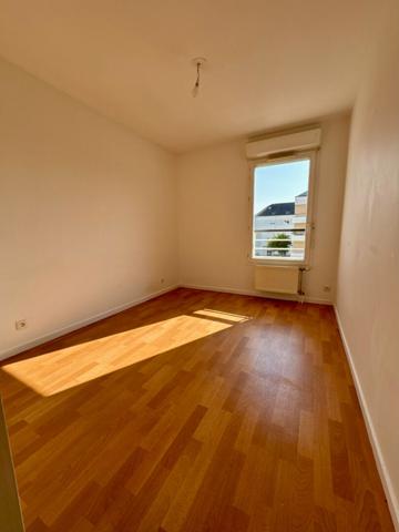 Ile de Nantes - Dans une résidence récente, état impeccable pour ce spacieux appartement  comprenant 3 chambres. Balcon et parking en sous sol.