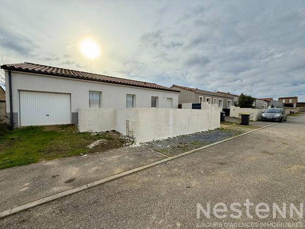 TRÈBES maison de plain-pied construite en 2018 avec terrain clos garage et trois chambres