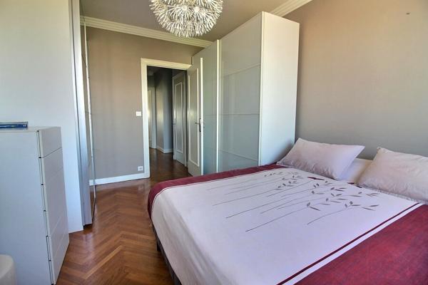 Appartement T3 en étage élevé lumineux avec balcon, garage et cave.