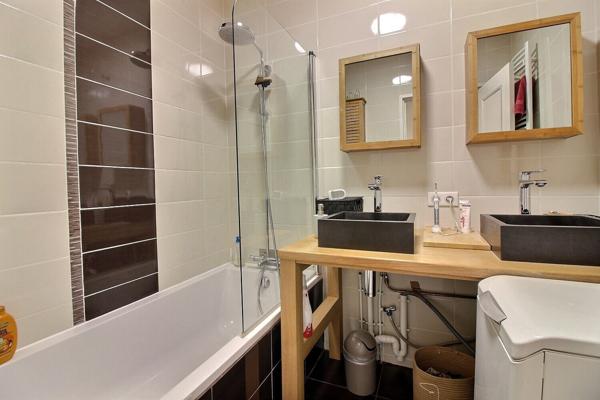 Appartement T3 en étage élevé lumineux avec balcon, garage et cave.