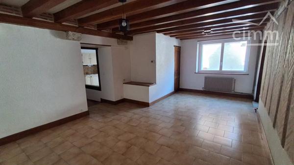 Nous vous proposons à la vente cette maison de charme rénovée avec poutres apparentes, située dans le bourg de Vineuil.