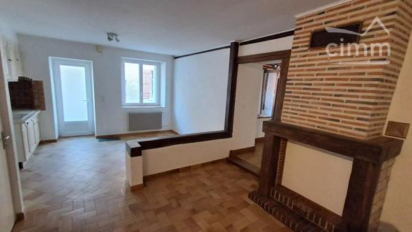 Nous vous proposons à la vente cette maison de charme rénovée avec poutres apparentes, située dans le bourg de Vineuil.