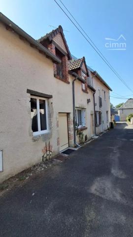 Nous vous proposons à la vente cette maison de charme rénovée avec poutres apparentes, située dans le bourg de Vineuil.
