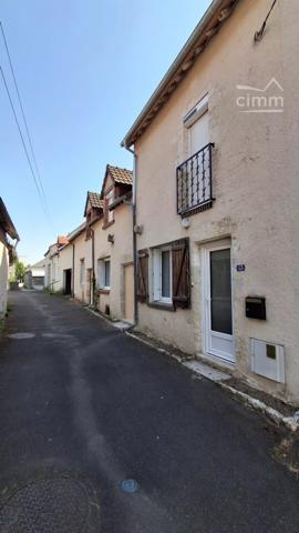 Nous vous proposons à la vente cette maison de charme rénovée avec poutres apparentes, située dans le bourg de Vineuil.