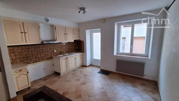 Nous vous proposons à la vente cette maison de charme rénovée avec poutres apparentes, située dans le bourg de Vineuil.