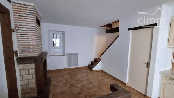 Nous vous proposons à la vente cette maison de charme rénovée avec poutres apparentes, située dans le bourg de Vineuil.