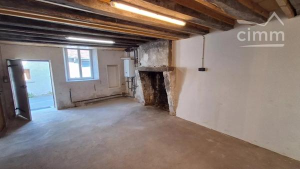 Nous vous proposons à la vente cette maison de charme rénovée avec poutres apparentes, située dans le bourg de Vineuil.