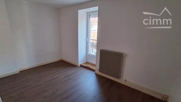 Nous vous proposons à la vente cette maison de charme rénovée avec poutres apparentes, située dans le bourg de Vineuil.
