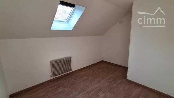 Nous vous proposons à la vente cette maison de charme rénovée avec poutres apparentes, située dans le bourg de Vineuil.