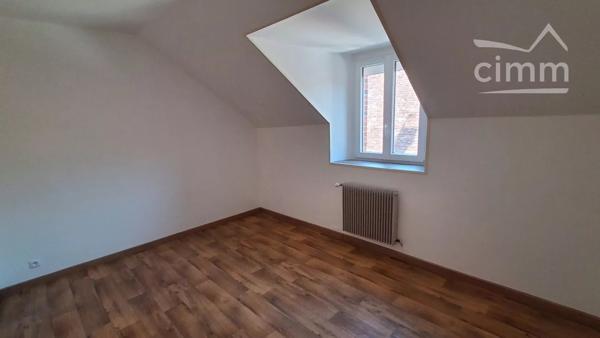 Nous vous proposons à la vente cette maison de charme rénovée avec poutres apparentes, située dans le bourg de Vineuil.
