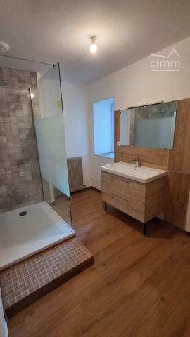 Nous vous proposons à la vente cette maison de charme rénovée avec poutres apparentes, située dans le bourg de Vineuil.