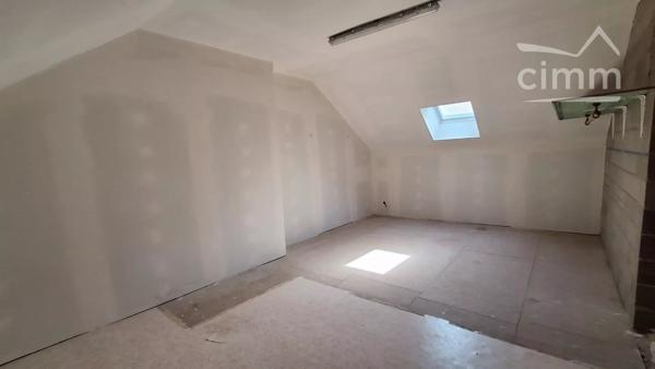 Nous vous proposons à la vente cette maison de charme rénovée avec poutres apparentes, située dans le bourg de Vineuil.