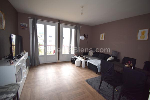 Appartement 2 chambres avec balcon, cave et stationnement privatif