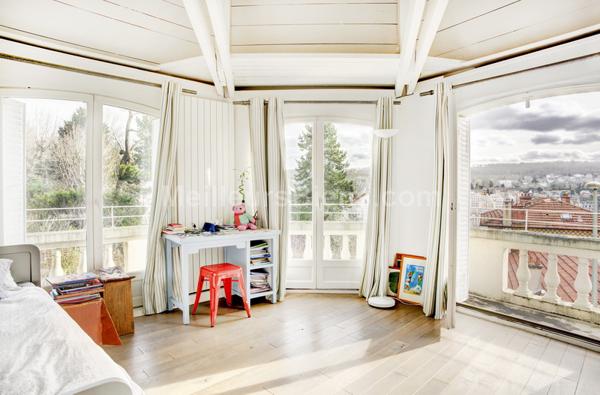 Grande maison de ville avec patio et dépendance idéalement située