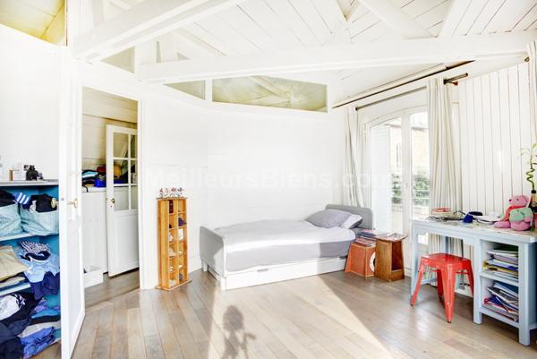 Grande maison de ville avec patio et dépendance idéalement située