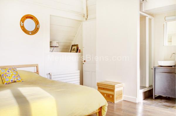 Grande maison de ville avec patio et dépendance idéalement située