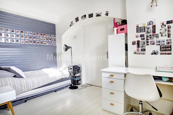 Grande maison de ville avec patio et dépendance idéalement située