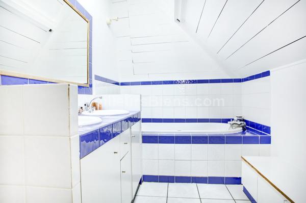 Grande maison de ville avec patio et dépendance idéalement située