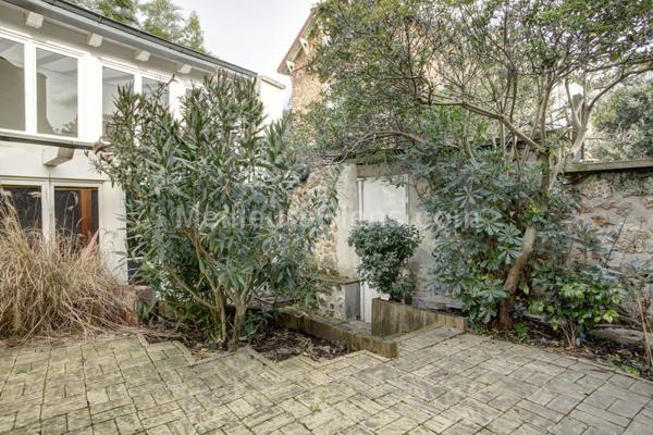 Grande maison de ville avec patio et dépendance idéalement située