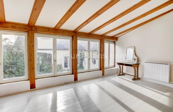 Grande maison de ville avec patio et dépendance idéalement située