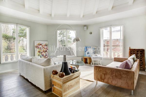 Grande maison de ville avec patio et dépendance idéalement située