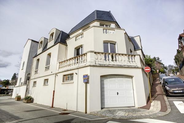 Grande maison de ville avec patio et dépendance idéalement située