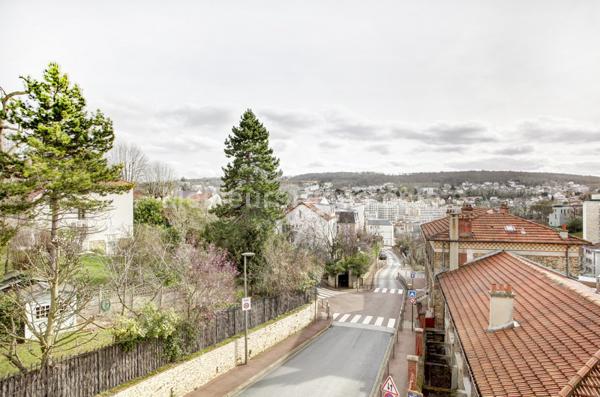Grande maison de ville avec patio et dépendance idéalement située