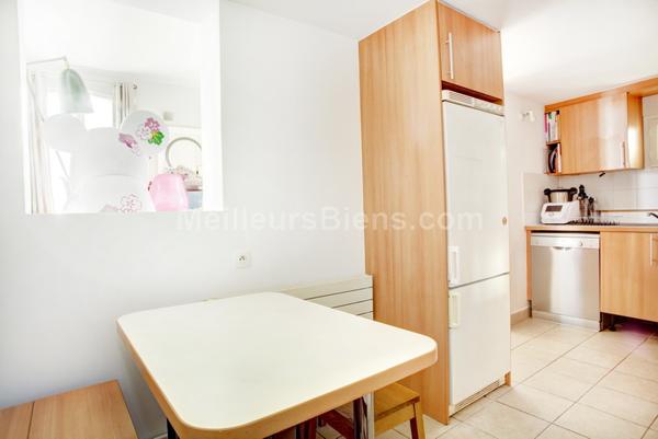 Grande maison de ville avec patio et dépendance idéalement située