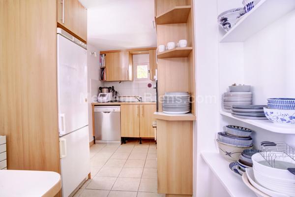 Grande maison de ville avec patio et dépendance idéalement située