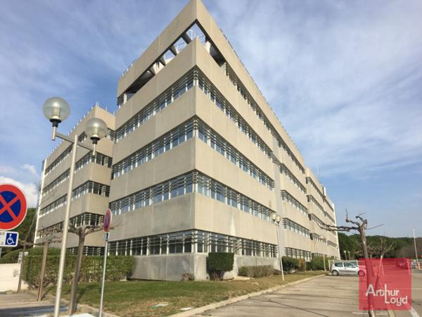 Bureaux à louer Montpellier nombreux parkings disponibles quartier Millénaire