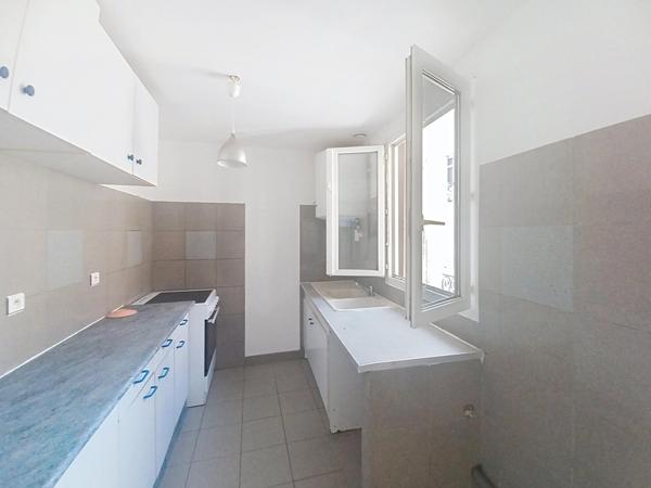 Un immeuble -1 local-4 appartements-2 garages