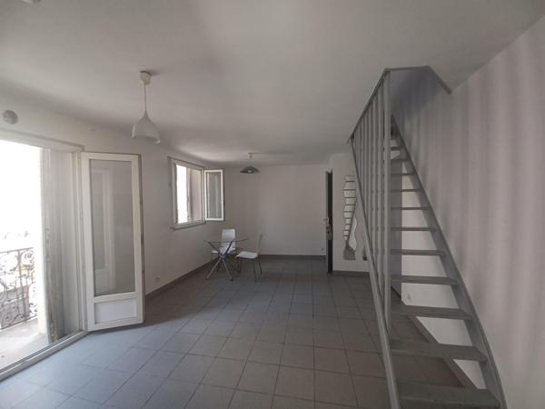 Un immeuble -1 local-4 appartements-2 garages