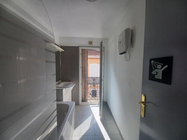 Un immeuble -1 local-4 appartements-2 garages