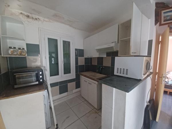 Un immeuble -1 local-4 appartements-2 garages