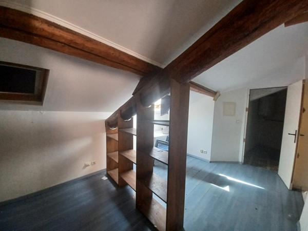 Un immeuble -1 local-4 appartements-2 garages